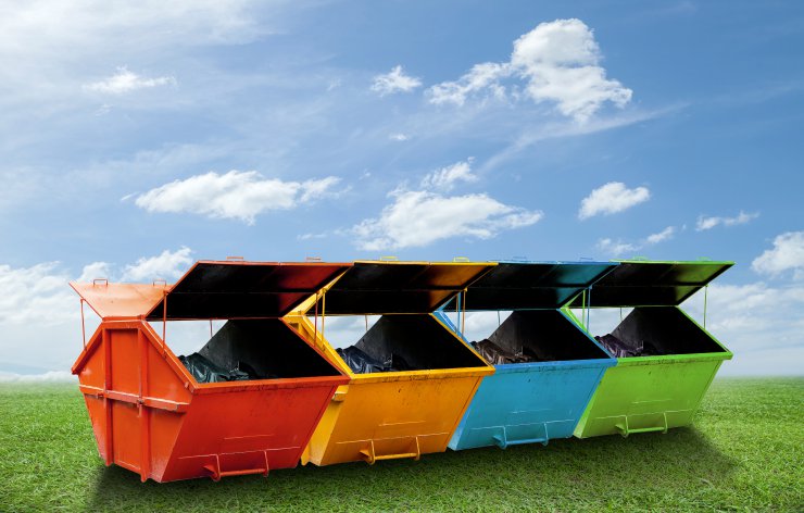 Müllcontainer in Rot, Orange, Blau, Grün